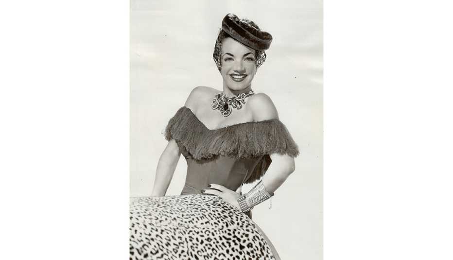 Retrato de Carmen Miranda con sombrero