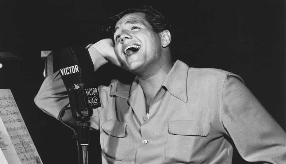 Desi Arnaz cantando