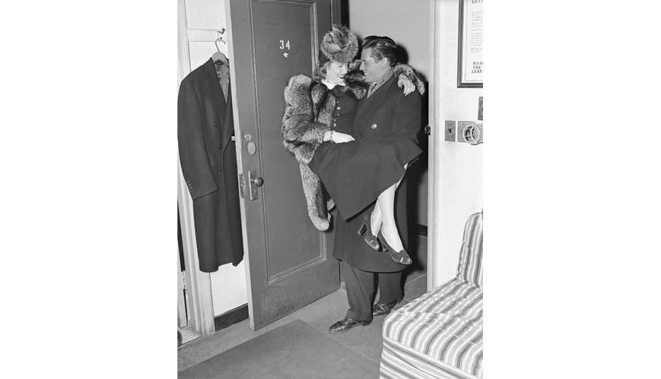 Desi Arnaz carga a su novia Lucille Bell en su camerino en el teatro Roxy, en Nueva York, 1940