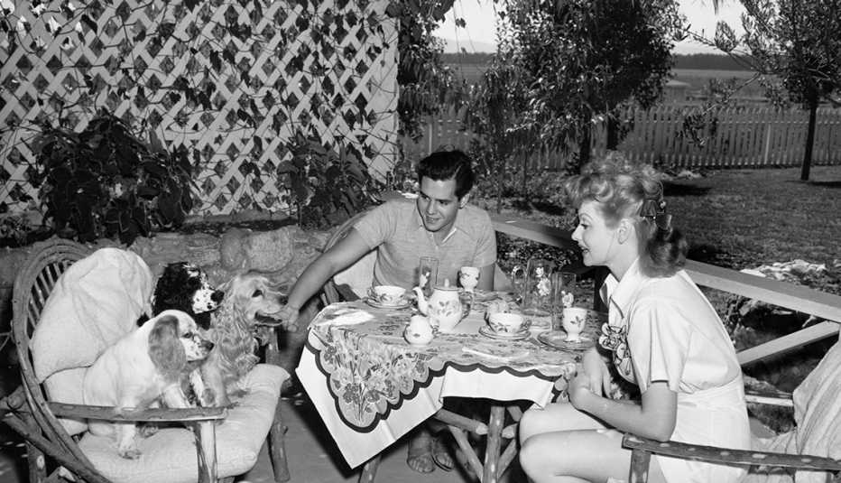 Lucy y Desi Arnaz en su casa en California