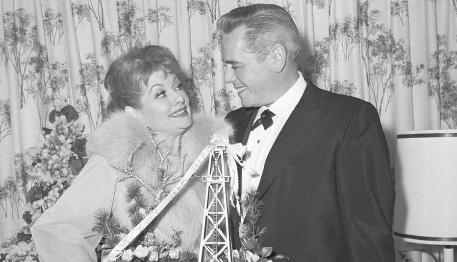 Desi Arnaz felicita a Lucille Ball en su debut en Broadway con Wildcat, de quien se había divorciado recientemente. Foto de 1960