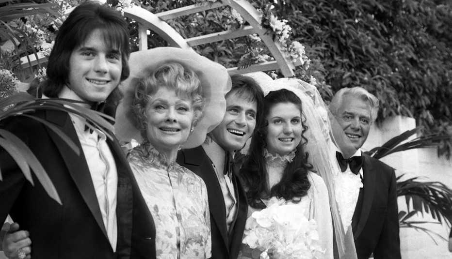 Lucille Ball y Desi Arnaz en la boda de su hija