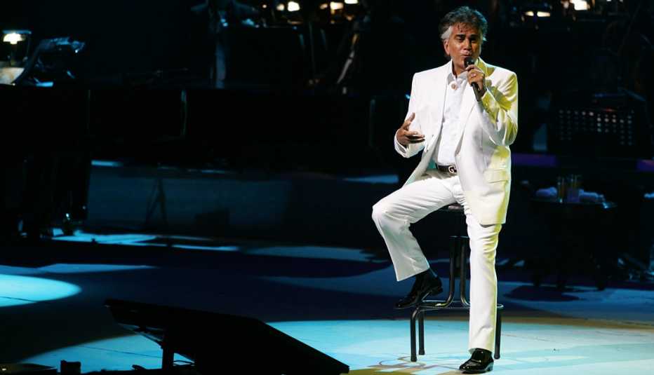 José Luis Rodríguez, El Puma. Un recorrido a la carrera del cantante venezolano. Durante un concierto de 40 años de vida artística. Caracas, 2008.