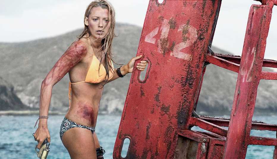 Escena de The Shallows, películas de terror dirigidas por hispanos