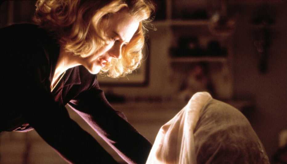 Escena de The Others, películas de terror dirigidas por hispanos