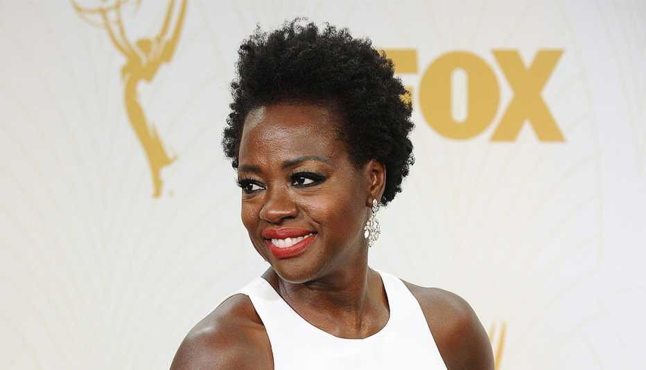 Peinados que no pasan de moda como el corte estilo natural de Viola Davis 