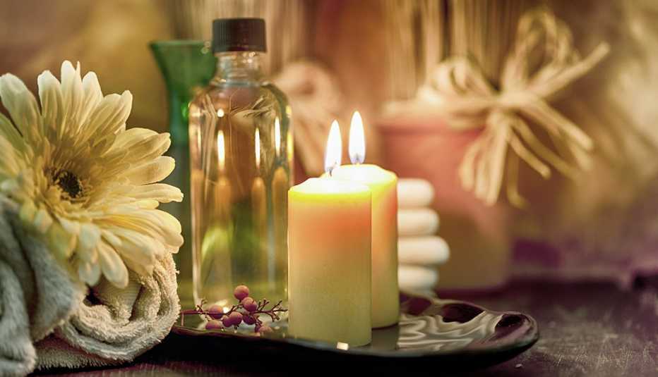 Velas y aceites en una bandeja de un salón de masajes