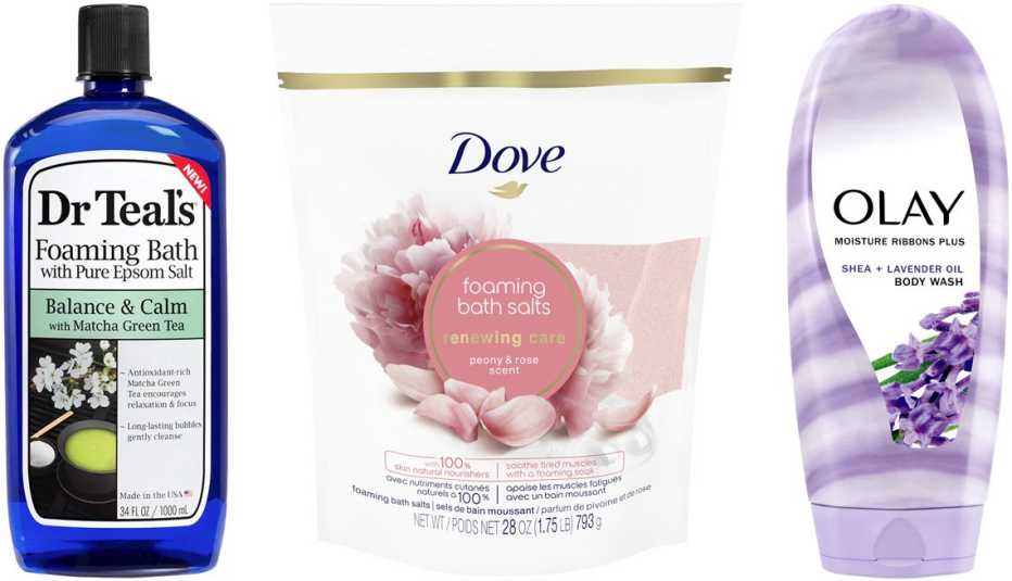 (De izquierda a derecha) Sales de baño Dr. Teal’s Pure Epsom Salt Balance & Calm Matcha Green Tea Foaming Bath; sales de baño Dove Renewing Care Foaming Bath Salts Peony & Rose; gel de baño Olay Moisture Ribbons Plus Shea + Lavender Oil Body Wash.
