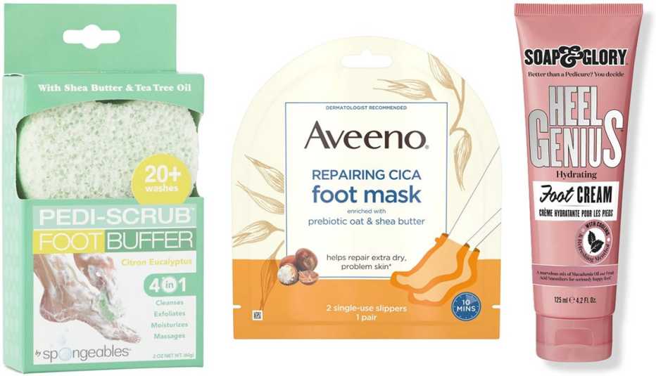 (De izquierda a derecha) Esponja exfoliante Spongeables Pedi-Scrub In a Sponge Foot Buffer 20+ en eucalipto citrón; mascarilla para pies Aveeno Repairing Cica Foot Mask; crema para pies Soap & Glory Original Pink Heel Genius Foot Cream.