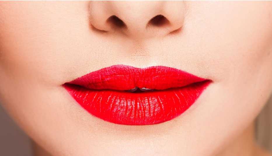 Rostro de mujer con los labios pintados de rojo Rostro de mujer con los labios pintados de rojo