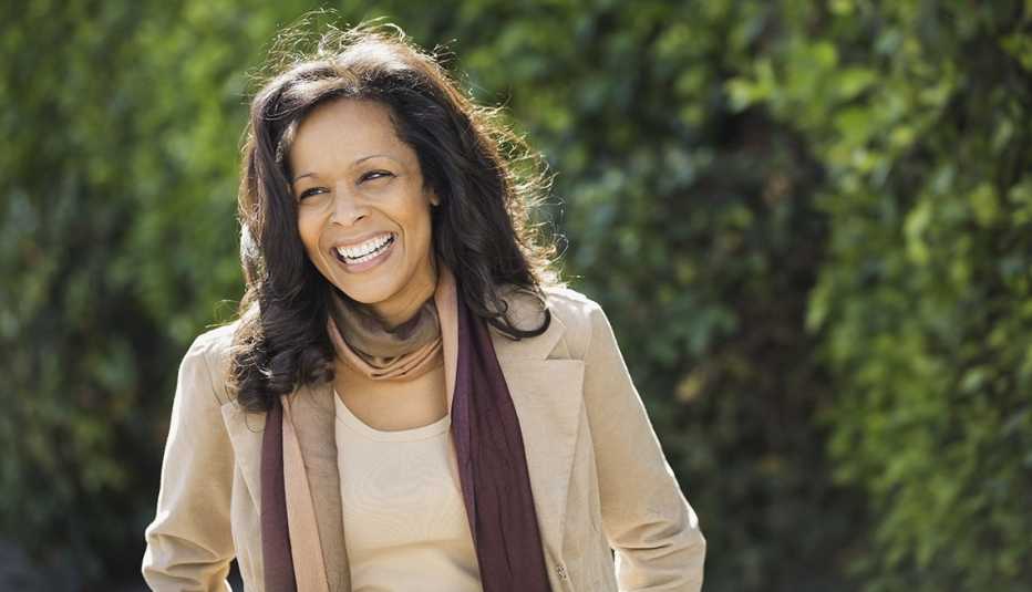 Mujer sonriendo en un dia de otoño. Consejos sencillos de moda pero con grandes resultados
