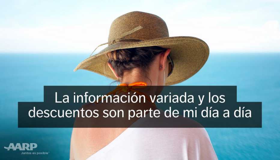 Mujer de espaldas y con sombrero frente a una playa Mujer de espaldas y con sombrero frente a una playa