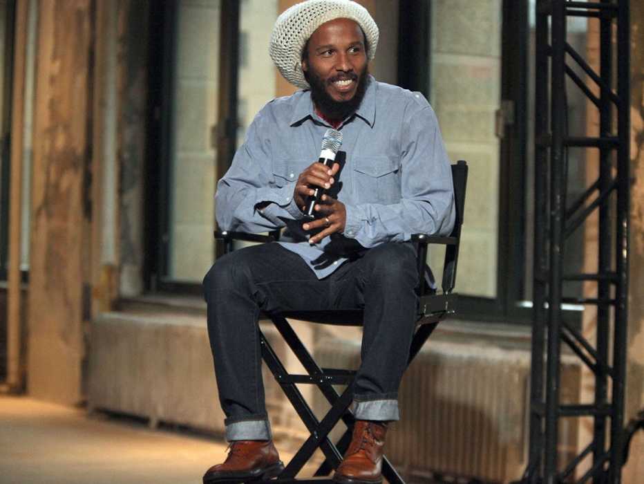 Ziggy Marley en jeans