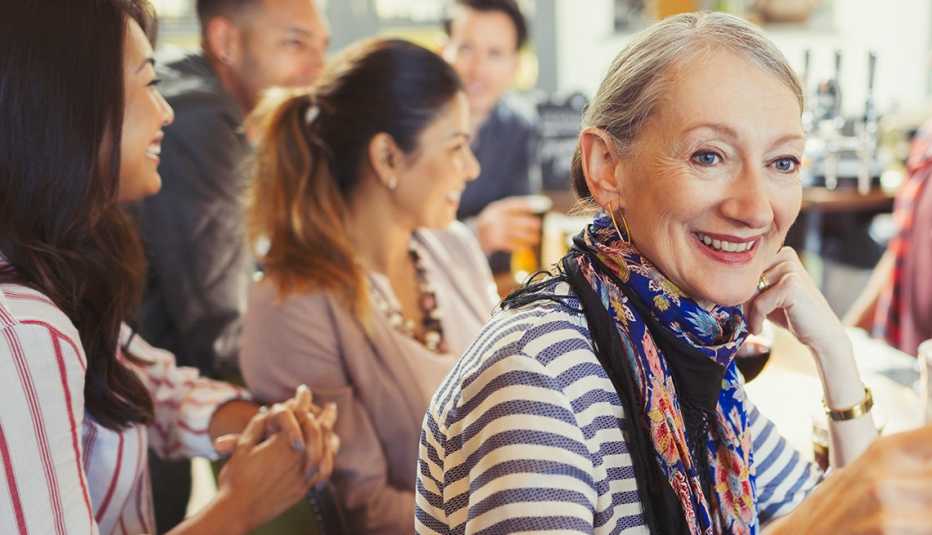 Mujeres en una barra de un restaurante