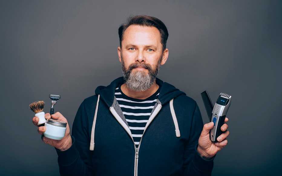 Hombre con barba y sosteniendo productos para su cuidado. Hombre con barba y sosteniendo productos para su cuidado.