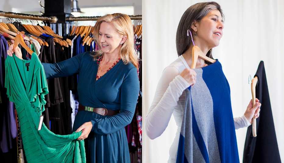 Dos mujeres sosteniendo vestidos