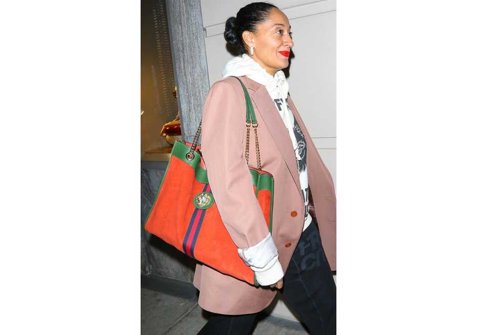 Tracee Ellis Ross luce un bolso de mano con correa de cadena