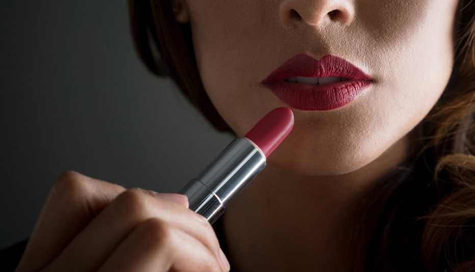 Mujer con labial rojo.