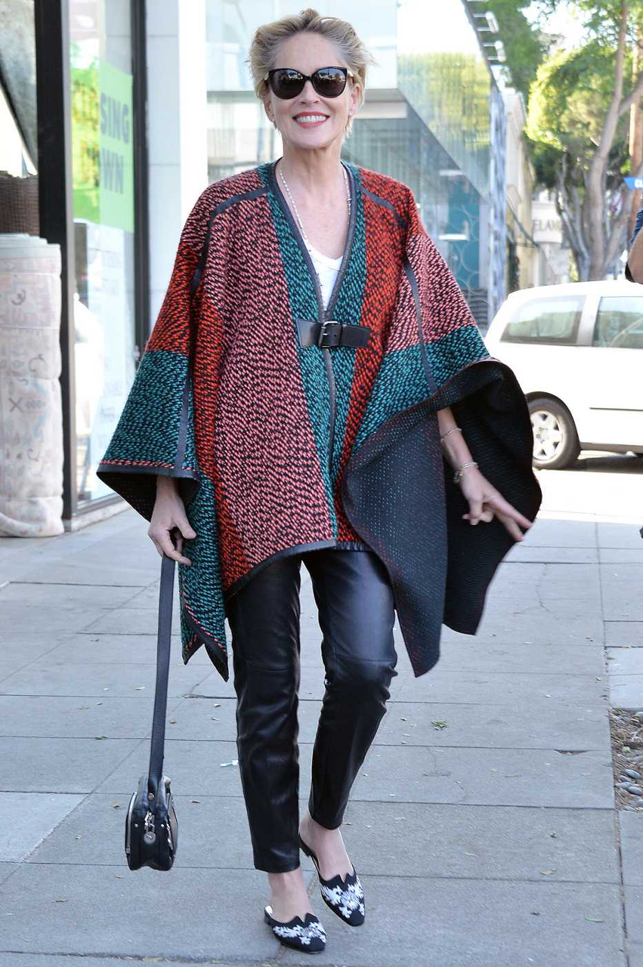 Sharon Stone usando jeans