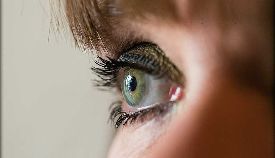 Acercamiento al ojo con maquillaje de una mujer.