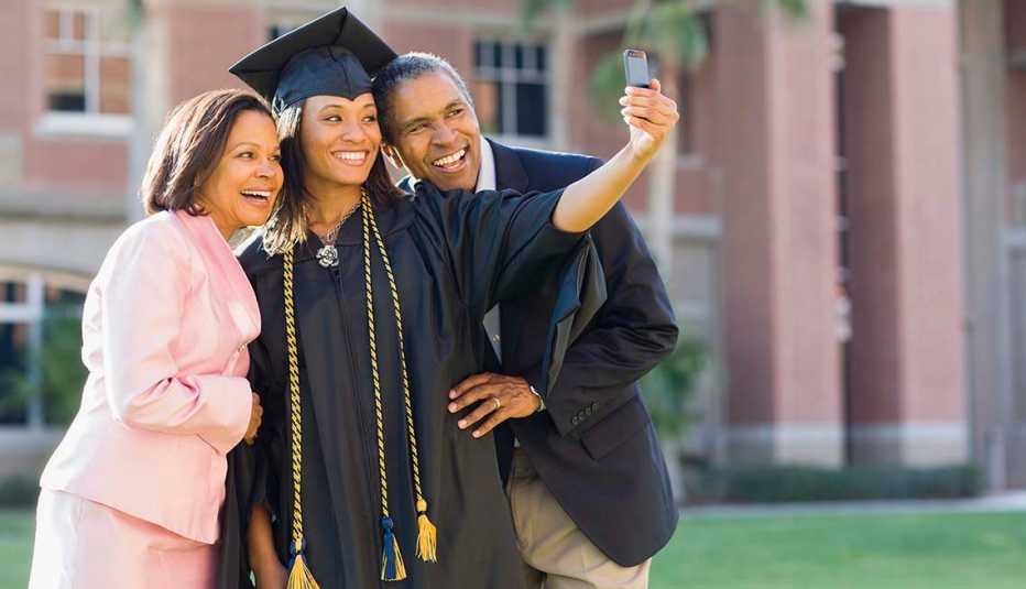 Familia posando en una foto el día de la graduación.