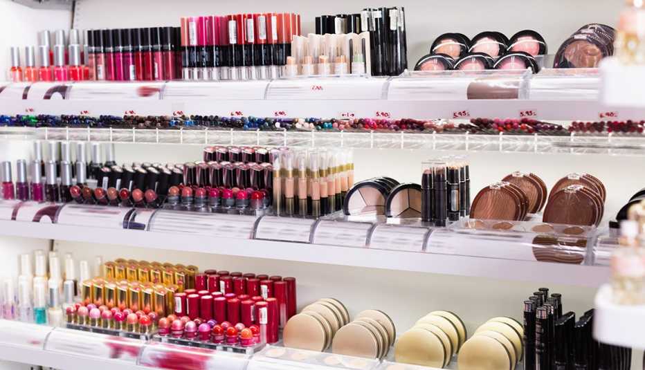 Cosméticos y maquillaje expuestos en la tienda.