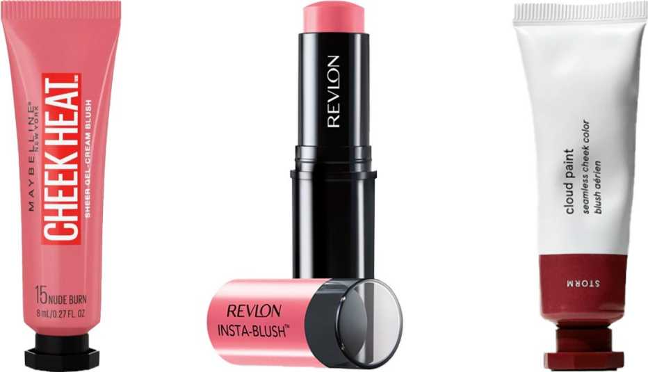 (De izquierda a derecha) Maybelline Cheek Heat Blush en color nude burn; Revlon Insta-Blush en color candy kiss; Glossier Cloud Paint en color storm.