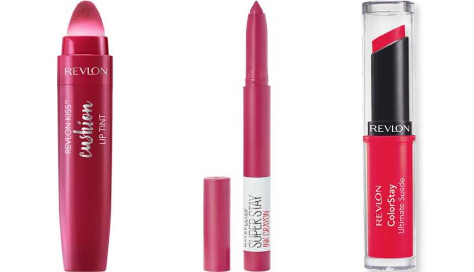 (De izquierda a derecha) Revlon Kiss Cushion Lip Tint en naughty mauve; Maybelline SuperStay Ink Crayon Lipstick en treat yourself; Revlon ColorStay Ultimate Suede Lipstick en finale.