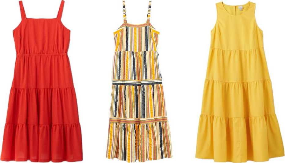 (De izq. a der.) Vestido de verano escalonado sin mangas, de Ava & Viv, talla grande en rojo; vestido largo escalonado a rayas, de Loft; vestido escalonado sin mangas, de A New Day, en amarillo oscuro.