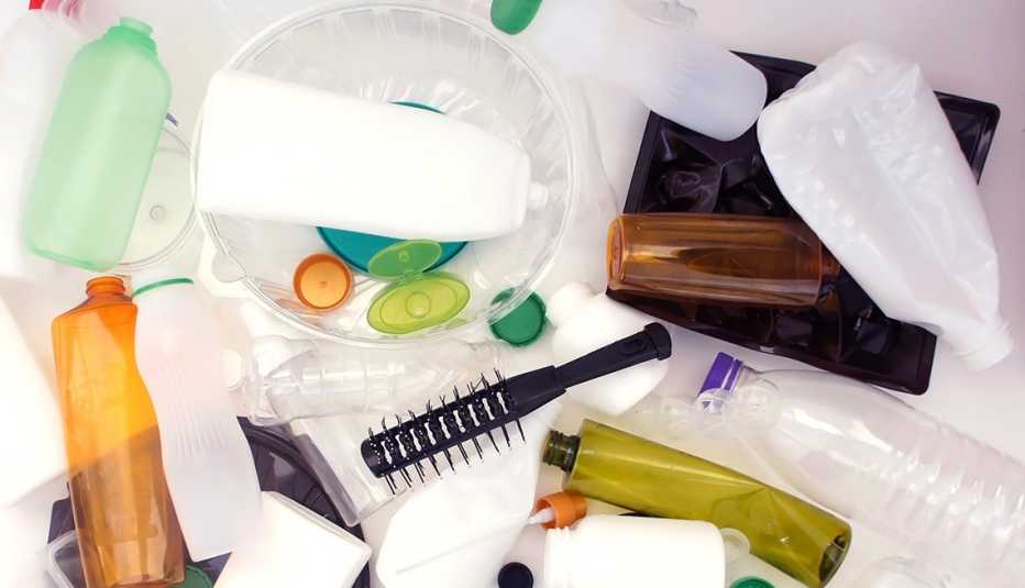 Frascos plásticos para embasar líquidos, y cepillo de cabello 