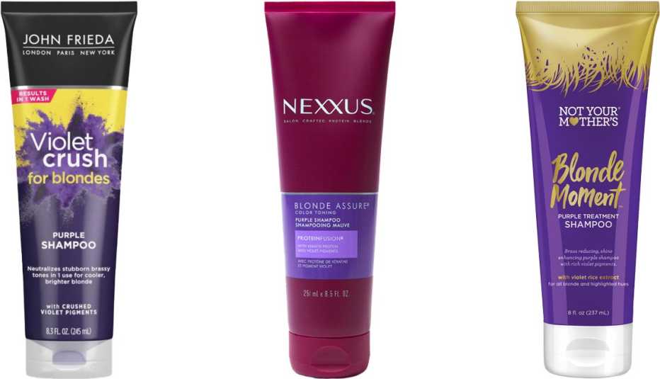 (De izq. a der.) Champús morados John Frieda Violet Crush for Blondes Purple Shampoo; Nexxus Blonde Assure Purple Shampoo; Not Your Mother’s Blonde Moment Purple Treatment Shampoo.