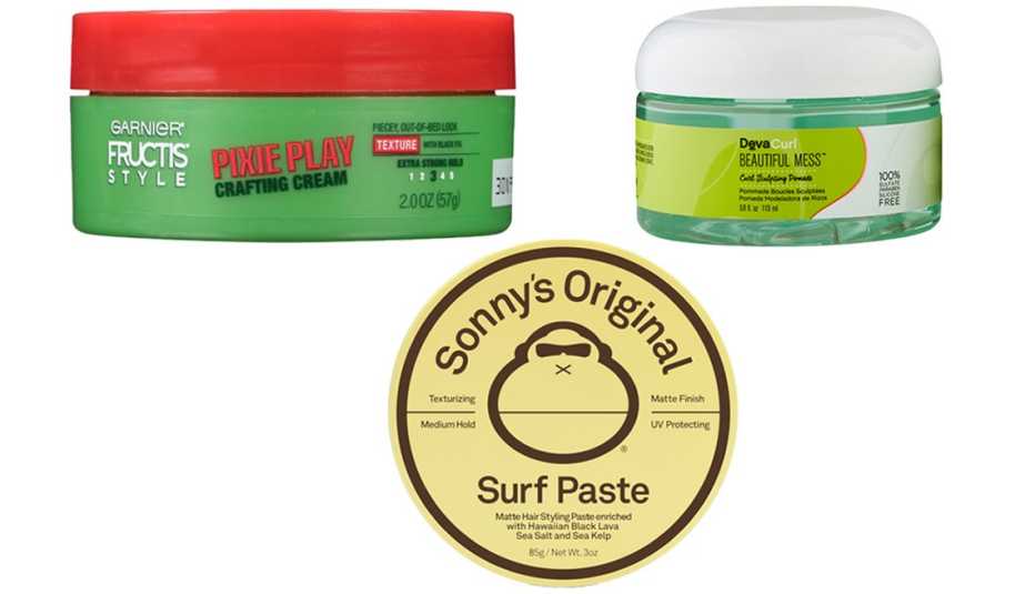 (Desde la izquierda superior, en el sentido de las agujas del reloj) Garnier Fructis Deconstructed Pixie Play Crafting Cream; DevaCurl Beautiful Mess Curl Sculpting Pomade; Sun Bum Sonny's Original Surf Paste