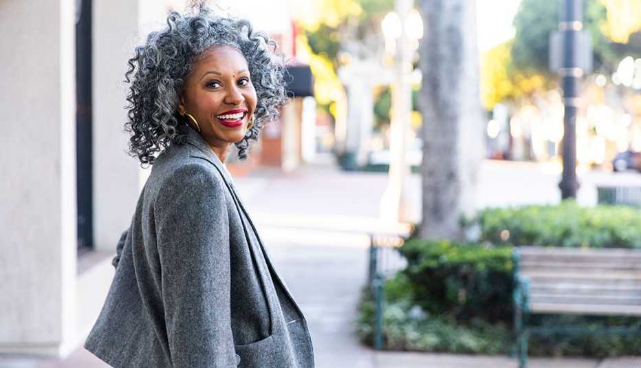 Mujer con el cabello color gris