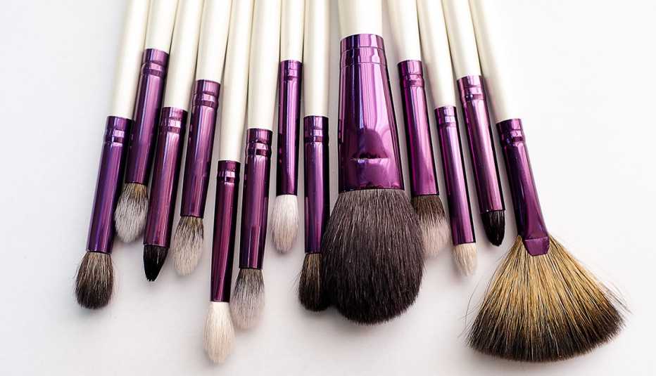 Brochas de maquillaje de diferentes tamaños.