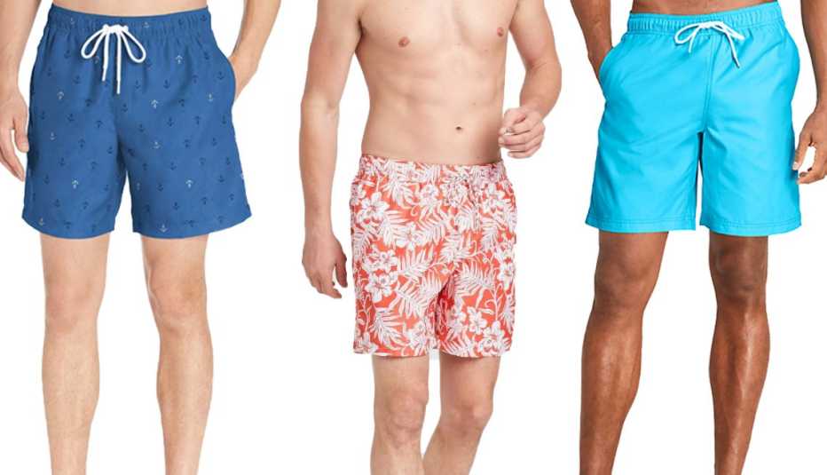 (De izquierda a derecha) Traje de baño para hombres, de Amazon Essentials, de 7 pulgadas, en diseño de anclas; traje de baño para hombres, con estampado floral, de Goodfellow & Co., de 7 pulgadas, de color rojo; traje de baño tipo volley para hombres, de Lands’ End, de 8 pulgadas, en azul celeste.