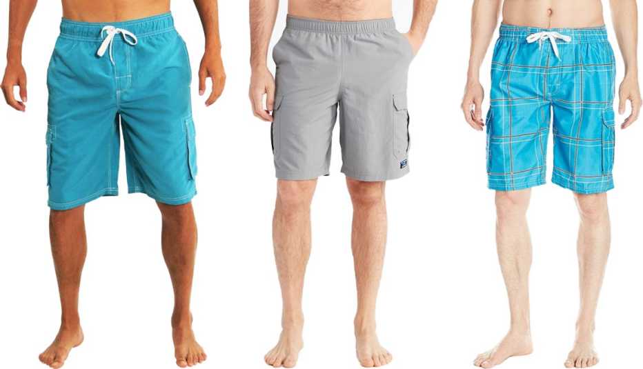 (De izquierda a derecha) Traje de baño para hombres, tipo pantalón corto cargo, de Northy, de color aqua 2; pantalones cortos deportivos clásicos para hombres tipo cargo, de L.L. Bean, de 10 pulgadas; traje de baño echelon para hombres, de Kanu Surf, de color flex aqua.