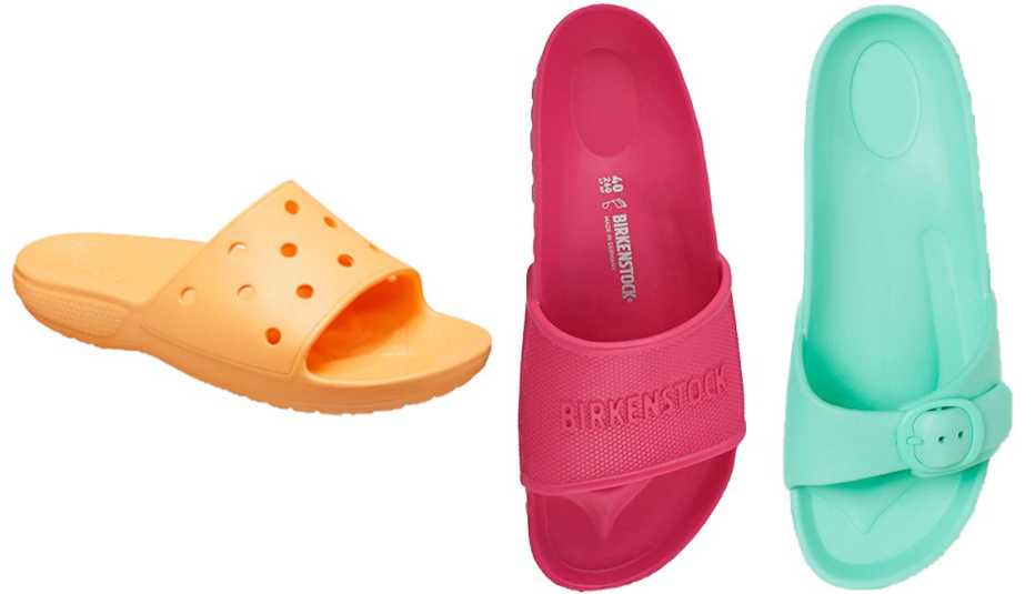 (De izquierda a derecha) Chanclas de meter para adultos Crocs Classic II en color melón; chanclas Birkenstock Barbados Essentials en color remolacha; chanclas de meter H&M en color verde menta