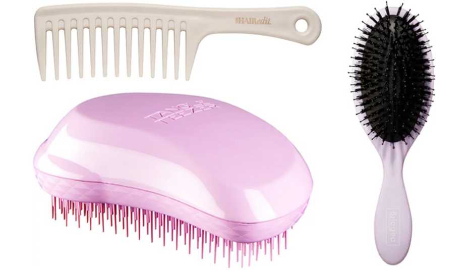 (Desde arriba a la izquierda, en el sentido de las agujas del reloj) Tame & Condition Comb de The Hair Edit; Vegan Boar Bristle Hair Brush de Briogeo; Fine & Fragile Pink Dawn Detangling Hair Brush de Tangle Teezer.