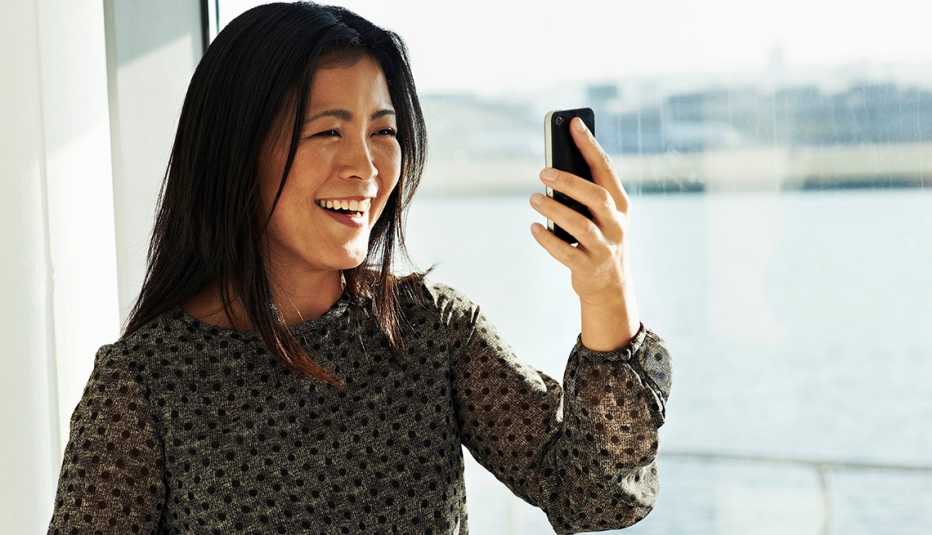 Una mujer en una videollamada en su teléfono celular.