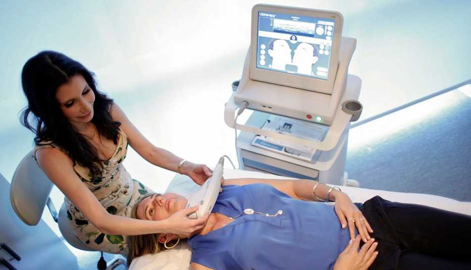 La Dra. Jennifer Levine hace una demostración de Ultherapy en la fiesta previa a la final de Secrets And Wives with Ultherapy el 20 de julio de 2015 en la ciudad de Nueva York.
