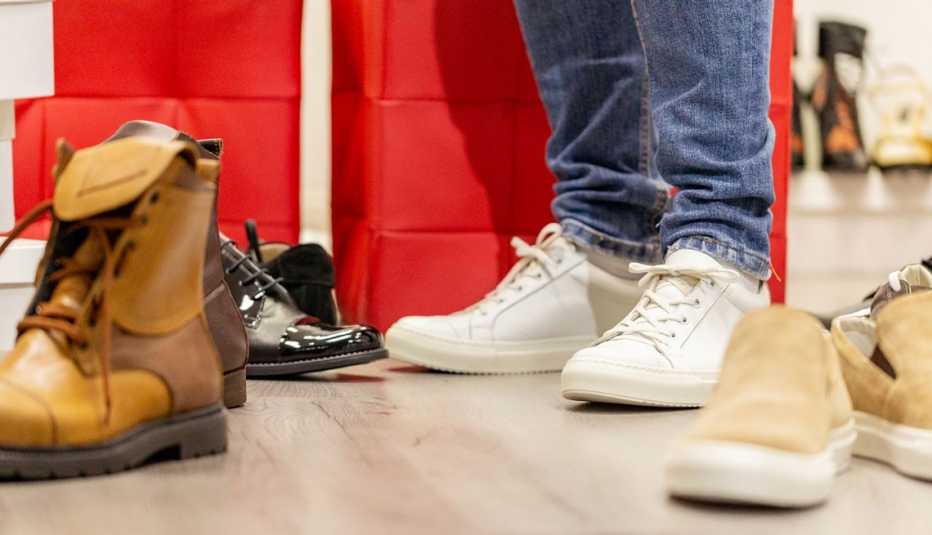 Una persona comprando zapatos.