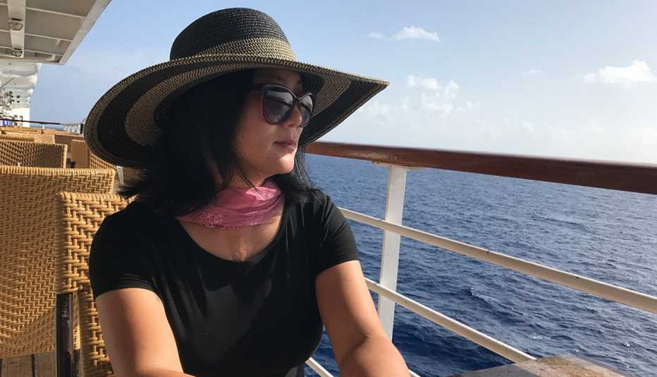 Mujer sentada a la mesa en un crucero.
