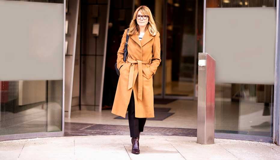 Mujer vistiendo una gabardina color castaño claro.