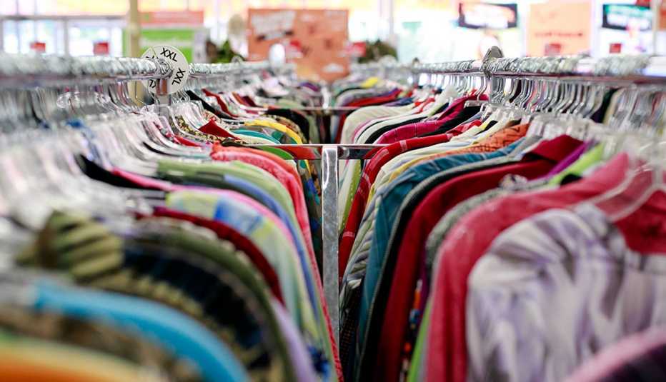 Anaqueles de ropa en un almacén