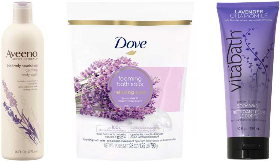 (De izquierda a derecha) Gel de ducha Positively Nourishing Calming Lavender Body Wash de Aveeno; sales de baño Nourishing Secrets Relaxing Ritual Bath Salts de Dove con olor a lavanda y manzanilla; gel de ducha Lavender Chamomile Body Wash de Vitabath.