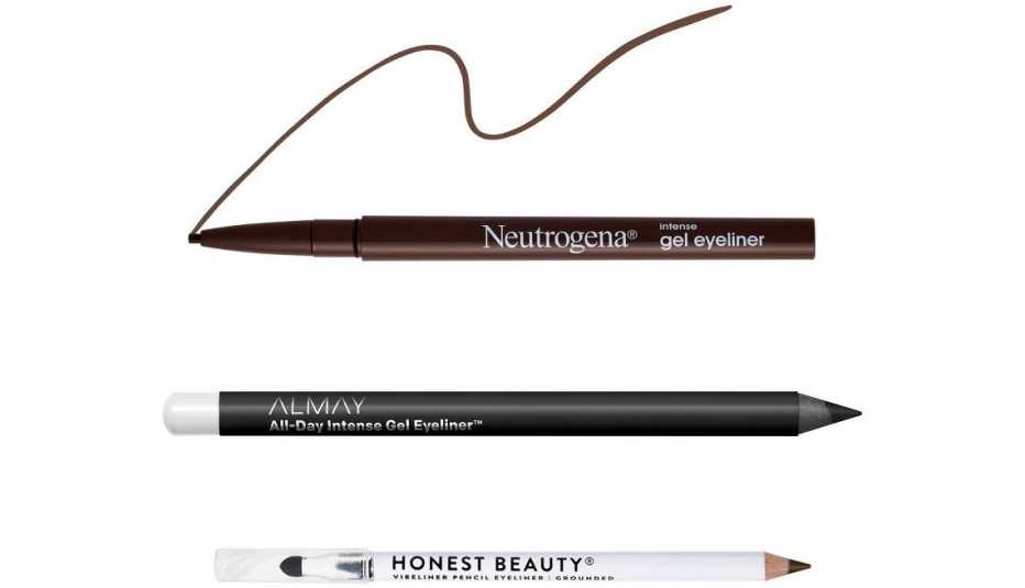 (De arriba a abajo) Neutrogena Intense Gel Eyeliner color Dark Brown 30; Almay All-Day Intense Gel Eyeliner color Rich Black; Honest Beauty Vibeliner Pencil Eyeliner con aceite de jojoba color Grounded. (De arriba a abajo) Neutrogena Intense Gel Eyeliner color Dark Brown 30; Almay All-Day Intense Gel Eyeliner color Rich Black; Honest Beauty Vibeliner Pencil Eyeliner con aceite de jojoba color Grounded.