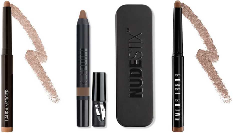 (De izquierda a derecha) Laura Mercier Caviar Stick Eye Shadow color Caramel; Nudestix Magnetic Matte Eye Color color Taupe; Bobbi Brown Long-Wear Cream Eyeshadow Stick color Taupe.