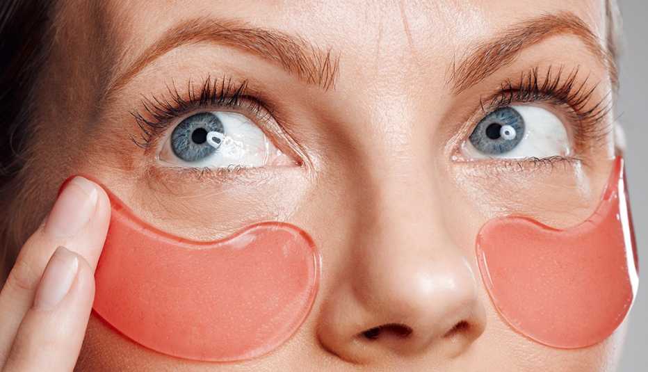 Una mujer con parches debajo de los ojos.