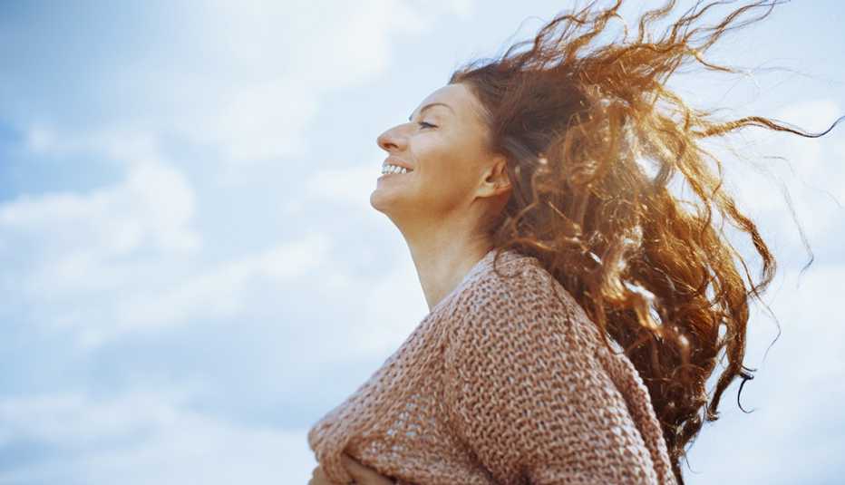 Mujer con el cabello largo suelto.
