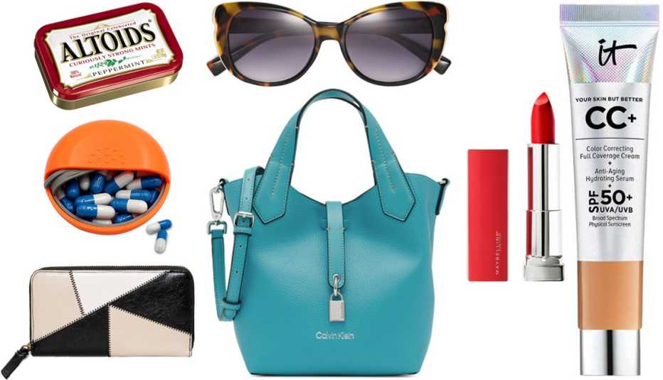  (En el sentido de las agujas del reloj, desde la parte inferior izquierda) Cartera Universal Thread Women’s Zip Wallet en estampado Black/Patchwork ($18, target.com); estuche para pastillas/vitaminas LazyMe Round Pill/Vitamin Case ($10 por 4, Amazon.com); mentas Altoids Mints ($3, cvs.com); gafas de sol Fabiola Sofia Vergara x Foster Grant Women’s Sunglasses en marco tipo tortuga/lentes ahumadas degradadas ($31, fostergrant.com); crema IT Cosmetics CC+ Cream SPF50 Travel Size ($17, target.com); lápiz labial Maybelline Color Sensational Made For All Lipstick en color 382 Red for Me ($7, target.com); bolso cruzado Calvin Klein Remy Crossbody en color Turquoise ($66, macys.com).